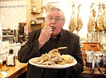 Paul Preston, el pasado jueves, en la taberna Cazorla, de Madrid, una de sus favoritas para darle a la tapa y a la cerveza.