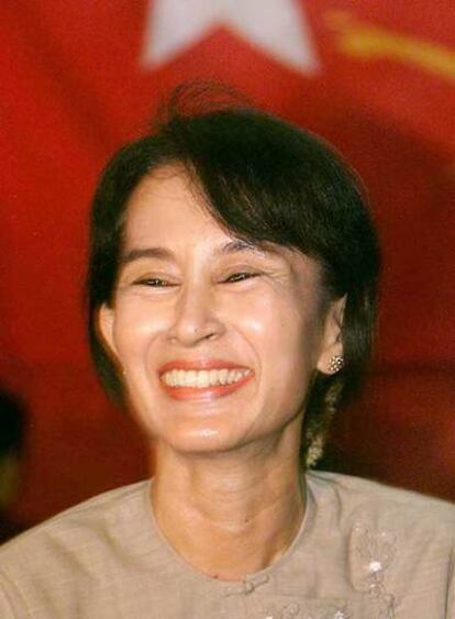 Aung San Suu Kyi sonríe tras su liberación en mayo de 2002.