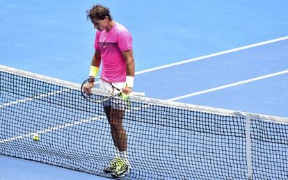 Nadal espera para dar la mano a Berdych, que acaba de batirle en el Abierto de Australia.