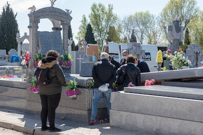 Entierro de una vctima de coronavirus en el Cementerio Sur, en Carabanchel.