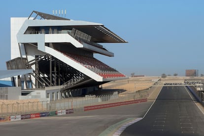 Tribuna del circuito de automovilismo de Dubai (<a href="http://www.dubaiautodrome.com" rel="nofollow" target="_blank">www.dubaiautodrome.com</a>), en los Emiratos Árabes, del estudio de arquitectura HOK (<a href="http://www.hok.com" rel="nofollow" target="_blank">www.hok.com</a>), levantado en medio del desierto.