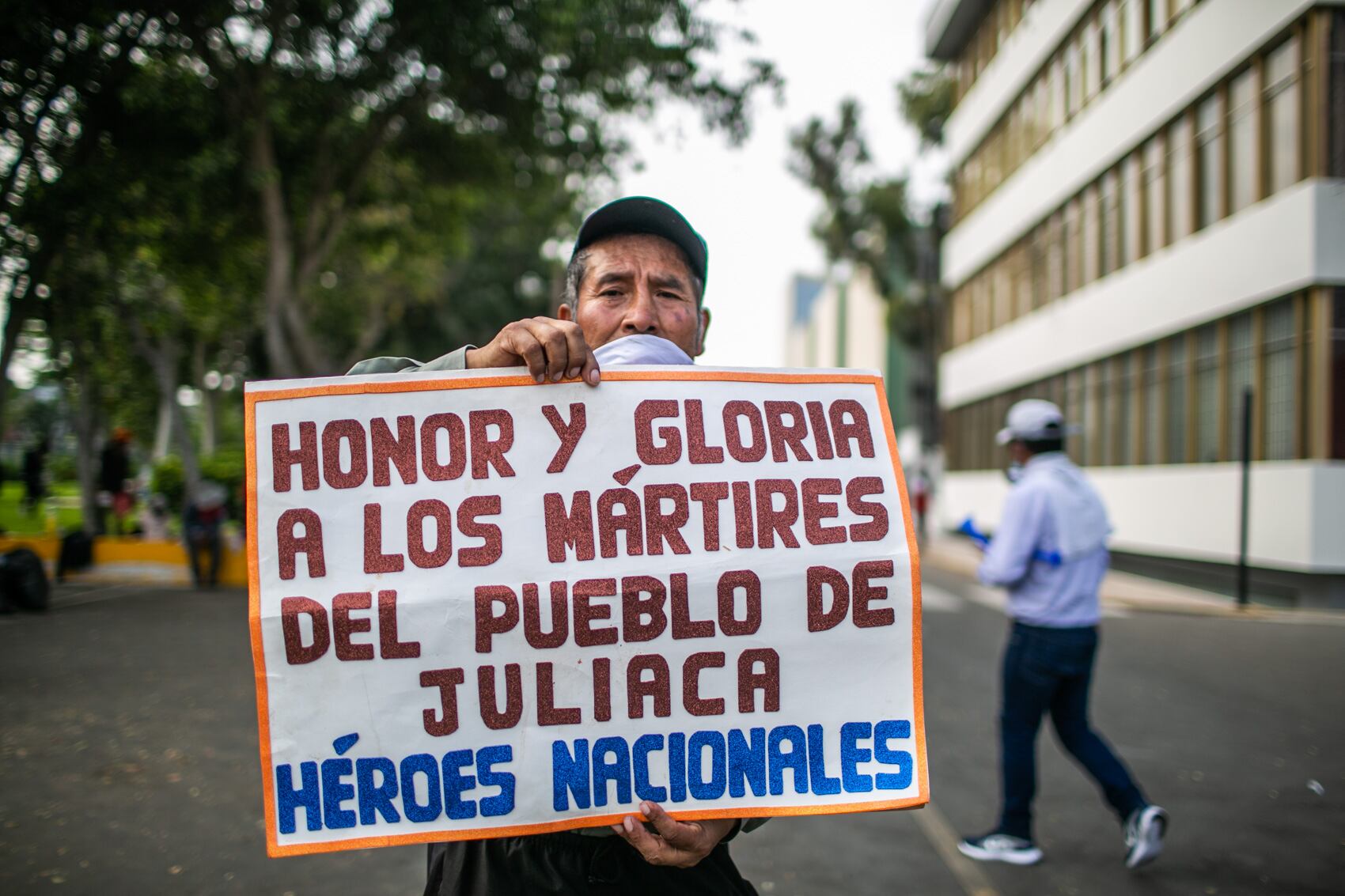 Un manifestante proveniente de Puno sostiene un cartel de protesta en en la Universidad Nacional San Marcos, en Lima (Perú), en enero de 2023. 