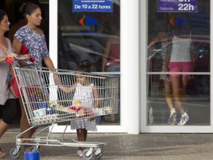 Dos mujeres a la salida de un centro comercial en M&aacute;laga.