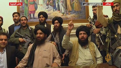 Um grupo militantes do Talibã no palácio presidencial de Cabul, em uma imagem da Al Jazeera exibida em 16 de agosto. Em vídeo, o Talibã toma o Palácio presidencial de Cabul.