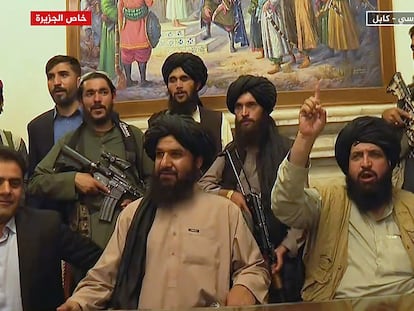 Un grupo de talibanes, en el palacio presidencial de Kabul, en una imagen de Al Jazeera emitida el 16 de agosto.