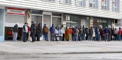 Cola ante una oficina de Empleo en Madrid. 