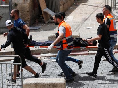 Un herido es trasladado durante los enfrentamientos en Jerusalén, este lunes.