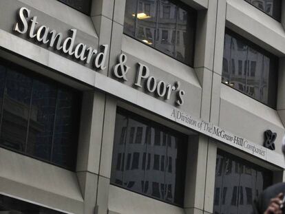 Un hombre pasa delante de la sede de Standard & Poor's en Nueva York