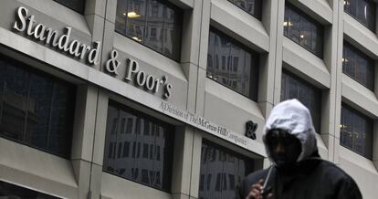 Un hombre pasa delante de la sede de Standard & Poor's en Nueva York