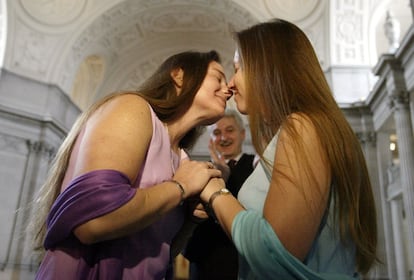 Joy Galloway (derecha) y Keltie Jones (derecha), se casaron en el Ayuntamiento de San Francisco (EE UU) en febrero de 2004, ciudad en la que se han celebrado cientos de matrimonios gay. Esto es posible gracias a una decisión del alcalde, Gavin Newsom.