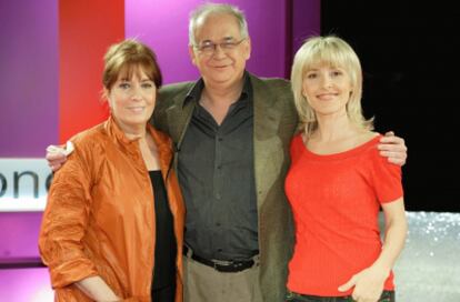 Diego Galán junto a Cayetana Gillén Cuervo, presentadora del espacio "Versión española", de La 2 de TVE, y Mercedes Sampietro, en 2007.