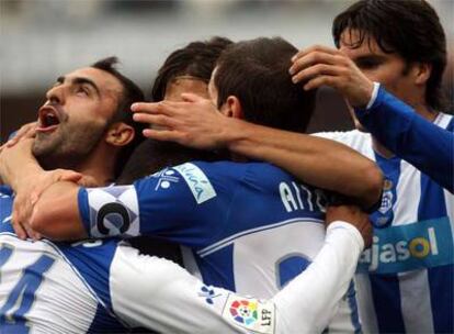 Los jugadores recreativistas celebran el gol de Sinama Pongolle