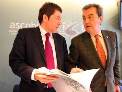 Manu Galíndez (derecha) e Iñaki Urresti, en la presentación del informe de Ascobi.