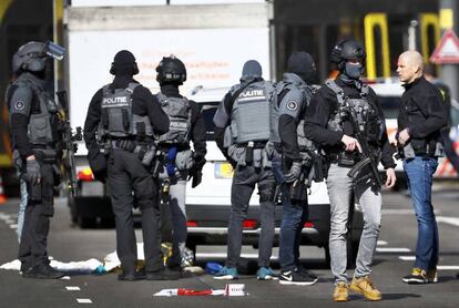 Varios agentes de policía, en la plaza 24 de Octubre de Utrecht, en la que este lunes ha tenido lugar un tiroteo.