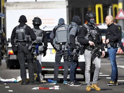 Varios agentes de policía, en la plaza 24 de Octubre de Utrecht, en la que este lunes ha tenido lugar un tiroteo.