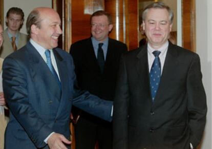 El ministro ruso Ígor Ivanov (izquierda) saluda al asistente del secretario de Estado de EE UU, Kim Holmes, en Moscú.
/ AP