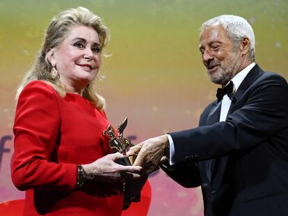 President of La Biennale di Venezia, Roberto Cicutto awards French actress Catherine Deneuve on August 31, 2022 with a Golden Lion For Lifetime Achievement Award, during a  Ceremony within the Opening Ceremony of the 79th Venice International Film Festival at Lido di Venezia in Venice, Italy. (Photo by Marco BERTORELLO / AFP)