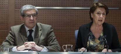 El presidente de Unicaja Banco, Braulio Medel, y la vicepresidenta del BEI, Magdalena Álvarez.