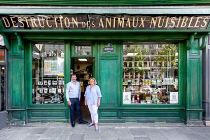 Julien y Cécile, cuarta generación de esta tienda especializada en pesticidas y trampas.