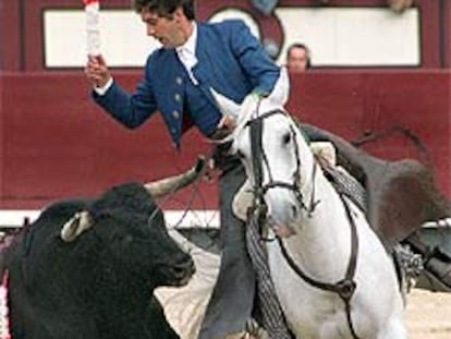 El rejoneador Hermoso de Mendoza, ayer en la plaza de Las Ventas.