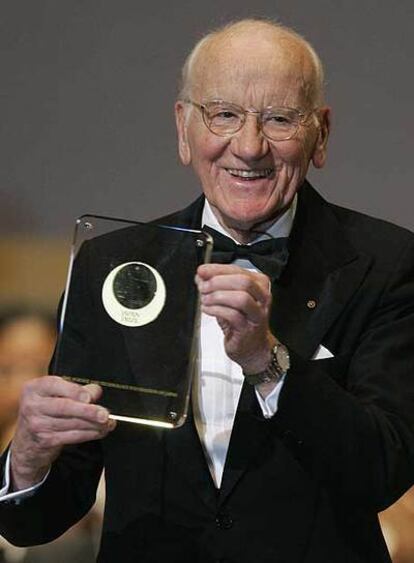 Victor A. McKusick muestra un premio recibido en 2008.
