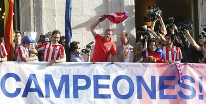 Simeone, celebra desde el balcón de la sede de la Comunidad de Madrid.