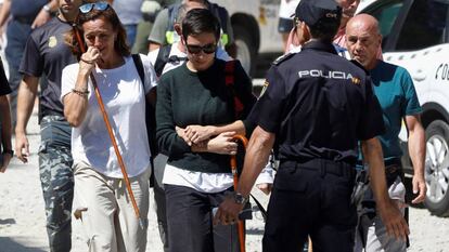 Lola (l), Blanca Fernández Ochoa's sister, after the body was identified.