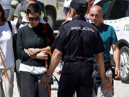 Lola (l), Blanca Fernández Ochoa's sister, after the body was identified.