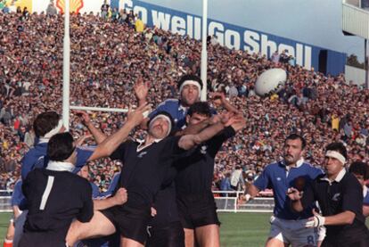 Los jugadores de Nueva Zelanda y Francia luchan por un balón en 1987, durante la primera final de un Mundial de rugby, en el Eden Park de Auckland.