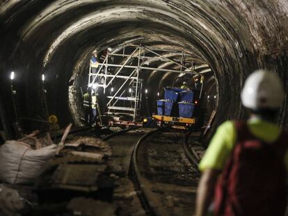 Obras de trabajo en el interior de los túneles de la línea 1 de metro.