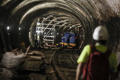 Obras de trabajo en el interior de los túneles de la línea 1 de metro.