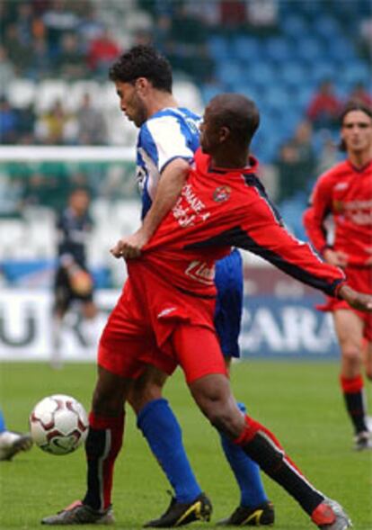 Diego Tristán agarra a Julio César de la camiseta en la disputa del balón.