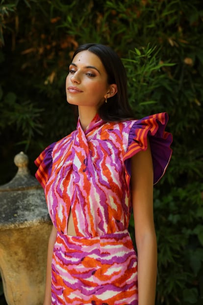  PANAMBI: Lola Raggio (directora creativa) y Lola Medina (directora comercial). Año de Creación: 2011.Estilo: Romántico y con un toque andaluz. Sus colecciones destacan por sus volantes, encajes, estampados florales y tejidos fluidos. Diseño y Fabricación: Diseñan y fabrican en España, y su sede se encuentra en Sevilla.Rango de Precios: Medio-Alto. Vestidos entre 180 euros y 450 euros. Clientas famosas: Lourdes Montes, Eva González, Victoria Federica de Marichalar y Borbón.