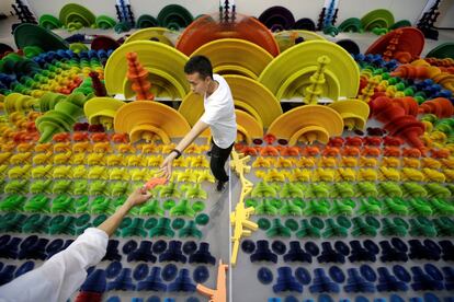 El artista chino Li Hongbo ha expuesto en el 'Eight One Art Museum' de Pekín su obra 'Ocean of Flowers', creada a partir de cientos de piezas de papel de colores vivos.