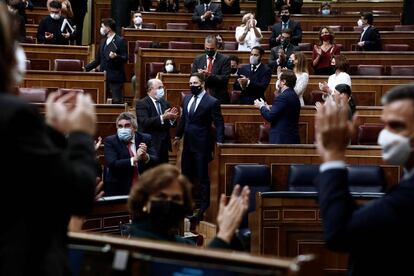 Los diputados aplauden tras la votación. El resultado de este jueves ha sido contundente: votos emitidos 350, a favor 52 y en contra 298