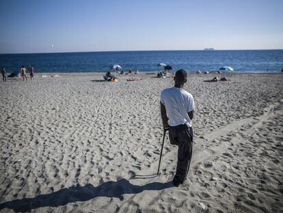 El maliense Doudu, que perdió la pierna durante la travesía por el mar, retratado en la playa de Melito, en Calabria