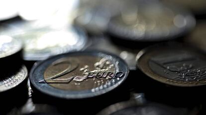 Varias monedas de euro sobre una mesa.