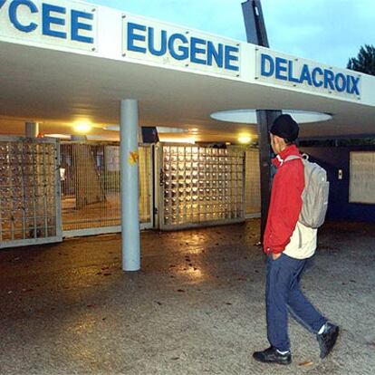 Un alumno sij entra a clase ayer en la periferia de París, ocultando su cabello con un gorro en lugar de un turbante.