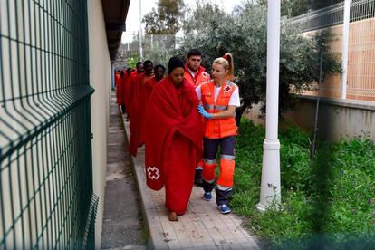 Los inmigrantes a su llegada al puerto de Almería.