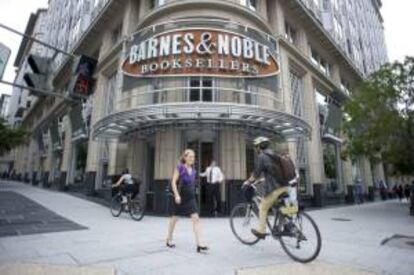 Varios peatones pasan por delante de la compañía Barnes & Noble Booksellers, en Washington DC, EE.UU.. EFE/Archivo