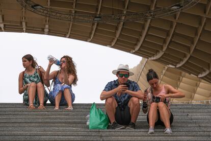 Pese a la ligera bajada de las temperaturas en el sur de la Península, localidades del Guadalquivir como Sevilla y Córdoba podrán llegar de nuevo a los 40 grados. En la foto, varios turistas se refrescan en el Espacio Metropol Parasol, popularmente conocido como Las Setas​, una estructura en forma de pérgola de madera y hormigón ubicada en la céntrica plaza de la Encarnación de Sevilla.