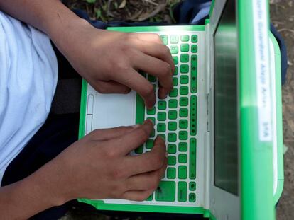 Un escolar utiliza un ordenador infantil.