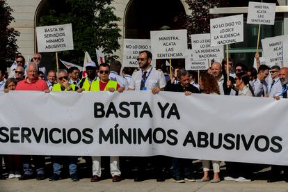 Concentración sindical frente a la sede del Ministerio de Transportes, en Madrid, este mediodía.