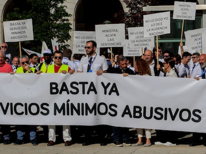 Concentración sindical frente a la sede del Ministerio de Transportes, en Madrid, este mediodía.