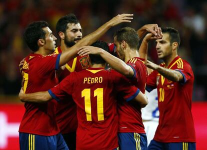 Soldado celebra el gol del empate con sus compañeros.