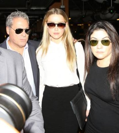 La actriz Amber Heard y sus abogados, el pasado sábado antes de prestar declaración en Los Ángeles.