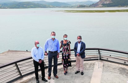 Los reyes Felipe VI y Letizia visitaron este miércoles el Mercado Nacional de Ganados de Torrelavega y el puerto de Santoña (Cantabria). Los monarcas aprovecharon para agradecer su esfuerzo al sector primario, decisivo como nunca durante la crisis.