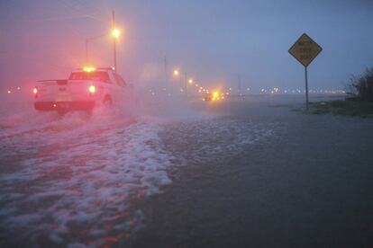 Equipos del Departamento de Transporte de Alabama trabaja para bloquear una parte inundada de la autopista 98.