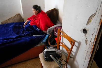 Pilar de la Rosa Iglesias, en su cama en el salón de su piso en Talavera de la Reina, Toledo.