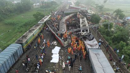 El Howrah Superfast Express descarriló y se estrelló con el Coromandel Express. En la imagen, vista aérea del lugar del accidente. 